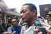 Kabid humas polda Jabar Kombes Pol Yusri Yunus memberikan keterangan pers terkait anggota polisi yang merupakan ajudan salah satu Paslon tertangkap tangan mengedarkan selembaran kampanye hitam menjelekkan pasangan calon No urut 1.