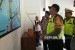 Kapolda Jabar Irjen Pol Agung Budi Maryoto mengecek kesiapan pos gentong di Kecamatan Kadipaten Kabupaten Tasikmalaya, Senin (28/5). 