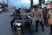 Kapolres Tasikmalaya AKBP Doni Eka Putra dan para polwan membagikan takjil ke pengendara yang melintas di Jalan Mangunreja, Kecamatan Singaparna, Kabupaten Tasikmalaya, Rabu (8/5). 