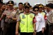 Kapolri Jenderal Pol Tito Karnavian (tengah) bersama Menteri Kesehatan, Nila F Moeloek (kanan) dan Kapolda Metro Jaya, Irjen Pol Mochamad Iriawan (kiri) melakukan peninjauan arus balik mudik Lebaran 2017 di Gerbang Tol Cikarang Utama, Jawa Barat, Jumat (30/6). 