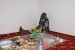 Kartoum Abakar, duduk di lantai ruang keluarga seusai berbuka puasa bersama keluarganya.