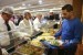 Cara Muslim Brasil Rayakan Ramadhan Meski Covid-19 Tinggi. Karyawan masjid tertua di Amerika Latin melayani makanan bagi para pengungsi muslim  berbuka puasa  hari pertama bulan suci Ramadhan, di Sao Paulo, Brasil.