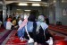 Kaum Muslim Jerman menantikan saat berbuka puasa di sebuah masjid jami’ di Jerman.   