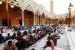 Kaum Muslim menunggu saat berbuka puasa di Masjid Sultan Turki bin Abdullah di Riyadh, Arab Saudi.