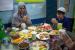 Ahli Gizi: Jaga Pola Makan Selama Ramadhan Penting. Keluarga umat Muslim Bangladesh berdoa sebelum berbuka puasa di rumahnya pada bulan suci Ramadhan di Dhaka, Bangladesh, Rabu (13/5). 