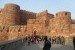 Kemegahan dan keindahan Benteng Agra peninggalan Kerajaan Mughal di Agra, India, selalu menjadi daya tarik pelancong untuk mengenal lebih jauh benteng yang dibangun awal abad ke-15 Masehi ini. Benteng Agra terletak 2,5 kilometer dari Taj Mahal, situs waris