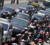 Kendaraan berjubel di salah satu ruas jalan Indramayu-Losarang, Jawa Barat, Ahad (4/9). Mulai Ahad dini hari puncak arus balik sudah terjadi di Pantura dengan padatnya kendaraan di beberapa titik kemacetan.