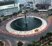 Kendaraan melintas di Bundaran Hotel Indonesia (HI), Jakarta, Rabu (31/8). 