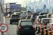 Kendaraan pemudik antre keluar gardu tol darurat di jalan tol fungsional Pejagan-Pemalang, Kertasari, Kabupaten Tegal, Jawa Tengah, Jumat (8/6).