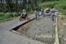 Pekerja memperbaiki jalur alternatif Jalan Lingkar Kamojang, Kabupaten Bandung, Senin (12/6). 