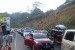 Kepadatan kendaraan di Lingkar Gentong, Kabupaten Tasikmalaya, Ahad (9/6) pagi. 