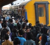 Kepadatan pemudik mulai terlihat di Stasiun Jakarta Kota, Jakarta Barat, Senin (22/8). Mulai 23 Agustus hingga 3 September 2011, kereta api kelas ekonomi angkutan Lebaran dari Jakarta hanya menaikkan penumpang melalui empat stasiun pemberangkatan, antara l