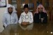 Ketua Dewan Pengurus Masjid Agung Sunda Kelapa (MASK) H M Aksa Mahmud (tengah) bersama dua imam dari Madinah, yakni  Syekh Essam Almezgagi (kanan) dan Syekh Abdulaziz Al Ariqi.       