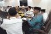 Ketua Komisi VIII DPR, Ali Taher (berbatik dan berpeci) dan anggota DPR lainnya sedang melakukan pertemuan dengan PPIH Arab Saudi untuk membahas masalah penyelenggaraan ibadah haji di Kantor Urusan Haji Indonesia Makkah, Ahad (4/8). 