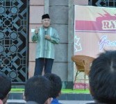 Ketua Pengurus Pusat Muhammadiyah, Din Syamsuddin, menyampaikan tausyiah saat grand opening Ramadhan di Kampus (RdK) di Masjid Kampus Universitas Gadjah Mada, Kamis (4/8).