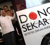 Ketua Umum Palang Merah Indonesia (PMI) Jusuf Kalla meninjau kesiapan mobil donor darah pada peluncuran kendaraan tersebut di Jakarta, Jumat (15/7). 