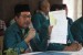 Ketua Umum Pengurus Pusat PARMUSI, Usamah Hisyam menujukkan draft perumusan RUU Anti Lesbian, Gay, Biseksual, dan Transgender (LGBT) saat memberikan keterangan pers di Jakarta, Jumat (19/2).(Republika/Rakhmawaty La'lang)