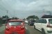 Kondisi arus lalu lintas jalur Pantura Brebes menuju Semarang terpantau padat merayap, Jumat (7/6). 