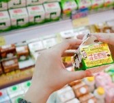 Konsumen Cina memeriksa kandungan isi sebuah produk makanan kemasan