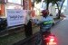 LAZ Al Azhar membagikan takjil gratis di kawasan Bintaro, Jakarta Selatan.
