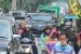 Lebaran hari ke dua, kepadatan lalu lintas tampak di jalur alternatif Lembang-Bandung, Jalan Maribaya, Kecamatan Lembang, Kabupaten Bandung Barat, Sabtu (16/6). 