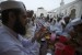  Seorang pria berdoa sebelum berbuka puasa pada hari pertama bulan Ramadhan, di sebuah masjid di Peshawar, Pakistan (29/6).  (Reuters/Fayaz Aziz)