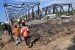   Pekerja menyelesaikan perbaikan jembatan yang amblas di jalur pantura Comal, Pemalang, Jateng, Jumat (18/7).  (Antara/Oky Lukmansyah)