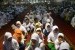   Sekumpulan anak yatim hadir dalam acara bantuan bingkisan kepada 1000 anak yatim di masjid Istiqlal, Jakarta Pusat, Jumat (18/7).  (Antara/Pradita Utama)