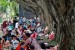   Warga berlibur di Taman Mini Indonesia Indah (TMII), Jakarta Timur, Selasa (29/7). (Republika/Yasin Habibi)