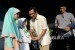 Managing Director Sinarmas Saleh Husin (kedua kanan) bersama Dirut Republika Media Mandiri Agoosh Yoosran (kanan) memberikan wakaf Al-Quran dan Juz'Amma secara simbolis disela acara buka bersama dan santunan anak yatim di Kantor Republika, Jakarta, Sabtu (17/6)