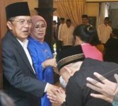 Mantan Wakil Presiden, Jusuf Kalla bersama istri, Mufidah Jusuf Kalla, menggelar open house pada lebaran 2010 di rumah pribadinya di Makassar.