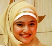 Marshanda baru beberapa bulan ini mengenakan jilbab. Namun, ia konsisten tampil berbalut busana Muslimanh di setiap kesempatan dan tampil luwes.