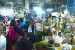 Masyarakat membeli sembako menjelang Ramadhan, di Pasar Kosambi, Kota Bandung, Ahad (5/6). (Republika/Edi Yusuf).