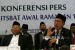 Menteri Agama Lukman Hakim Saifuddin (kanan) didampingi Ketua MUI Pusat Ma’ruf Amin memberikan keterangan pers mengenai sidang Itsbat awal Ramadhan, Ahad (5/6) malam di Jakarta. (Republika / Darmawan)