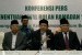 Menteri Agama Lukman Hakim Saifuddin (tengah) bersama Ketua Umum Majelis Ulama Indonesia (MUI) Din Syamsuddin (kanan) dan Wakil Ketua Umum MUI K.H. Maruf Amin (kiri) memberikan keterangan pers usai memimpin Sidang Itsbat Awal Ramadan 1436 H di Gedung Kemen