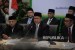 Menteri Agama Lukman Hakim Saifuddin (tengah) menyampaikan keputusan hasil sidang Itsbat penentuan awal puasa di Kementerian Agama, Jakarta, Jumat (26/5).