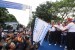 Menteri BUMN Rini Soemarno (kedua kanan) didampingi sejumlah direksi BUMN melepas peserta Mudik Bareng BUMN di Parkir Timur Senayan, Jakarta, Ahad (12/7).