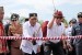 Menteri Perhubungan Budi Karya Sumadi (ketiga kiri) bersama Menteri Hukum dan HAM Yasonna Hamonangan Laoly (keempat kiri) memotong pagar pintu masuk ke kawasan lahan pembangunan bandara Singkawang. 