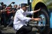 Menteri Perhubungan Budi Karya Sumadi memeriksa bus Angkutan Kota Antar Provinsi (AKAP) saat inspeksi mendadak di terminal Bungurasih, Sidoarjo, Jawa Timur, Sabtu (9/6). 