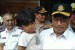Menteri Perhubungan Budi Karya Sumadi menggendong salah seorang anak pemudik saat melakukan peninjauan di Terminal Kampung Rambutan, Jakarta Timur, Kamis (6/6).
