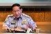  Menteri Perhubungan, EE Mangindaan memberikan keterangan pers terkait kecelakaan pesawat Lion Air di kantor Kementerian Perhubungan, Jakarta, Senin (15/4).     (Republika/Agung Supriyanto)