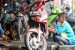 Montir memperbaiki kendaraan bermotor di salah satu bengkel di Kawasan Pasar Minggu, Jakarta Selatan, Rabu (1/7). (Republika/Agung Supriyanto)