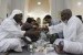 Saudi Sediakan Makanan Berbuka untuk 18 Negara. Foto: Muslim di Jeddah, Arab Saudi, berbuka puasa Ramadhan bersama-sama. (ilustrasi)
