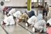 Muslim India sedang shalat berjamaah di Masjid