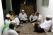  Muslim Kuba mendengarkan pembacaan ayat suci Alquran usai makan Iftar atau buka puasa bersama di Havana, Cuba, Jumat (3/8).   (Desmond Boylan/Reuters)