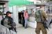 Muslim Palestina melintasi pos pemeriksaan yang dikuasai Israel untuk bisa menunaikan sholat Jumat pertama di bulan Ramadhan di Masjid Al Aqsa, Yerusalem, Jumat (8/4/2022).