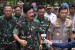 Panglima TNI Marsekal Hadi Tjahjanto (kiri) berjalan bersama Kapolri Jenderal Pol Idham Azis (ilustrasi).