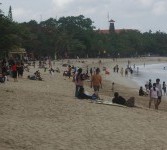 Pantai Kuta yang menjadi tujuan utama turis ke Bali