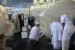 Para jamaah haji dari berbagai negara tengah mengisi air zamzam di kawasan Khudai, Masjidil Haram, Makkah.
