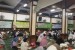 Para jamaah wanita sedang menikmati makan sahur di Masjid Agung Sunda Kelapa (MASK) Menteng, Jakarta Pusat, Rabu (22/6) dini hari.